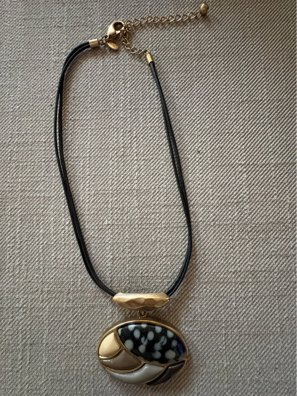 Chico’s hammered gold tone mixed stone look pendant on cord necklace